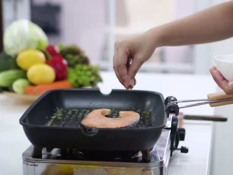 Uravnotežena ishrana sa proteinima, zdravim mastima i povrćem podržava metabolizam i kontrolu telesne težine.
